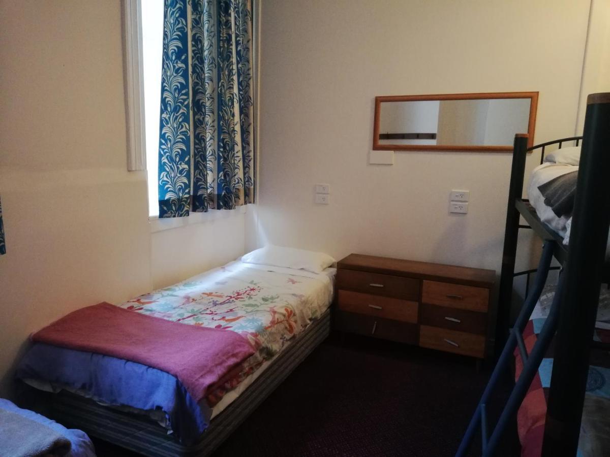 Empire Hotel Backpackers Oamaru Exterior photo