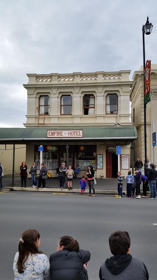 Empire Hotel Backpackers Oamaru Exterior photo