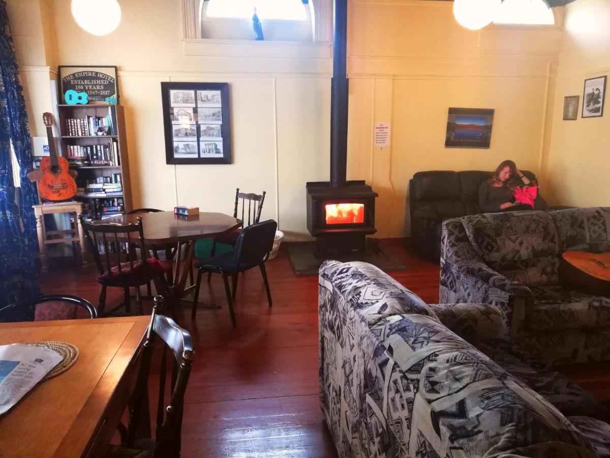 Empire Hotel Backpackers Oamaru Exterior photo