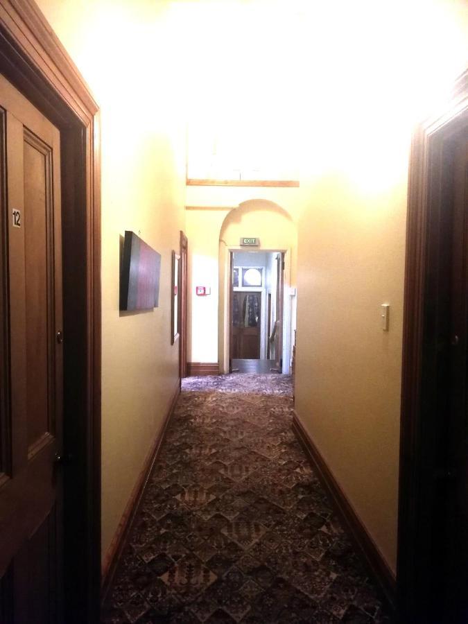 Empire Hotel Backpackers Oamaru Exterior photo